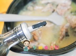 最后筷子插一下如果已经软烂就可以关火咯，倒3g生抽调色加入适量盐即可