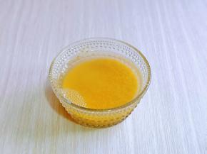 小米淘干净，清水泡15分钟。