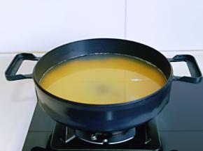 锅中加入水烧开，再倒入泡好的小米，煮开。