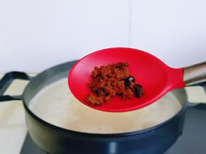 转小火，再加入红糖。