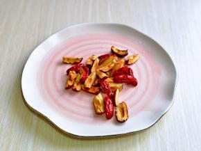 红枣去核剪开，一颗红枣剪了四块。