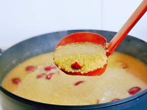 待粥粘稠后即可关火，也可以根据个人喜欢来，我比较喜欢粘稠一些的。