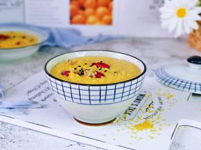 清晨煮一碗小米粥，暖身又暖胃。