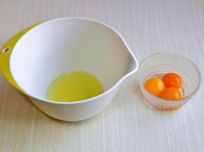 首先将蛋白与蛋黄分开。