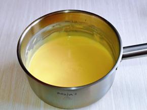 蛋黄与奶酪完全融合即可。