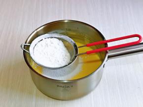 低筋面粉过细筛。