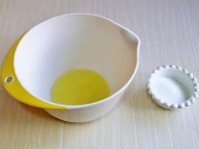 蛋白打发，分三次加入白砂糖，首先滴入柠檬汁。