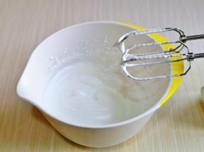 打至湿性发泡偏软状态，这时烤箱预热，将烤盘里装入水，180度预热。