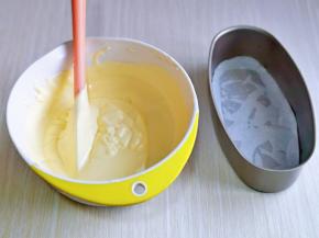 做好的蛋糕糊，细腻饱满，模具底部及四周刷上少许食用油，再垫上油纸。(6寸蛋糕模具也可以)