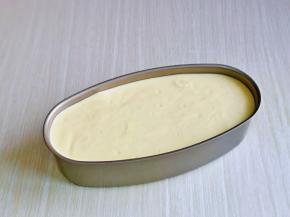 将蛋糕糊倒入模具中，轻轻震出气泡。