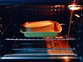 将模具放入预热好有水的烤盘中，(水浴烤法）上下170度烤20分钟。