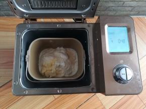 鸡蛋去壳，黄油切小块，把除坚果外所有的食材放入面包桶里，启动发面程序（和面28分钟+发酵20分钟）