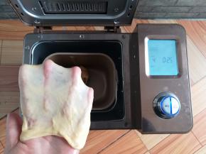 和面23分钟，剪一小块面团拉出薄膜，放回面团中