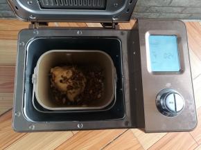 坚果手动撒到面包机里