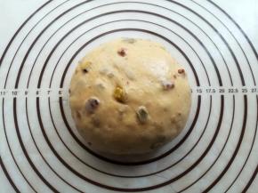 面团取出轻轻按压排气，收圆盖保鲜膜松弛15分钟