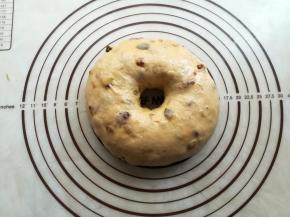 面团中整出一个2-3厘米大小的洞