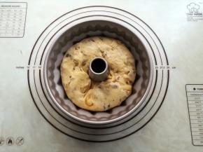 把面团光滑面朝下，收口朝上放入咕咕霍夫模具中