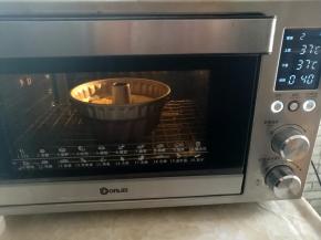 模具放入烤箱中，37度发酵40分钟，今天下雨空气中湿度85%，没放温水增加湿度