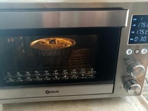 面团放入烤箱底层，上下火175度烤30分钟