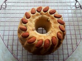 面包出炉后震2下模具，面包脱模后倒扣