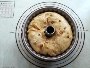 面团发到2倍大小取出，同时预热烤箱上下火175度10分钟