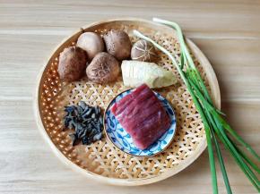 剥冬笋有讲究，用刀在冬笋中间轻轻划一下，笋壳往两边一扒拉就剥好了。