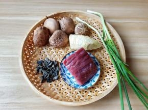 剥冬笋有讲究，用刀在冬笋中间轻轻划一下，笋壳往两边一扒拉就剥好了。