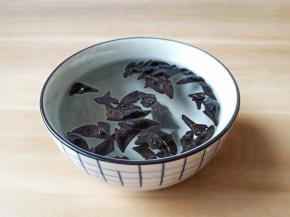 黑木耳温水泡发。