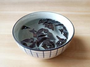 黑木耳温水泡发。