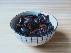 一小时就泡发开了，清水将木耳里外清洗干净。