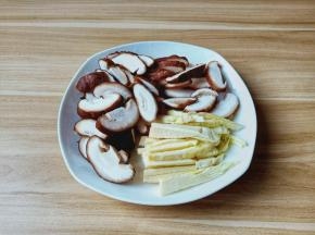 香菇冬笋切片状。
