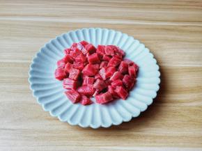 牛肉横切成条状再切小丁。