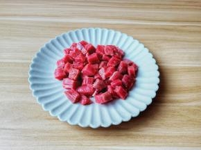牛肉横切成条状再切小丁。
