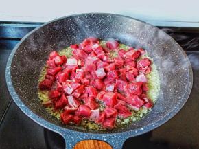 蒜泥爆香下牛肉粒爆炒。