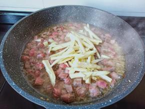 待牛肉粒变色下冬笋翻炒均匀。