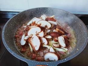 再下香菇片翻炒。