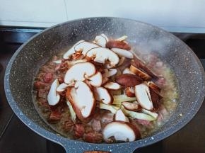 再下香菇片翻炒。