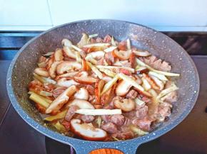 加一点生抽、白糖、盐调味。