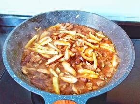 喜欢汤汁拌饭的可以加一点点开水。