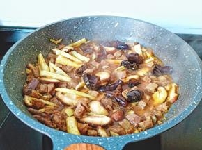 加入木耳翻炒2分钟就可以起锅。