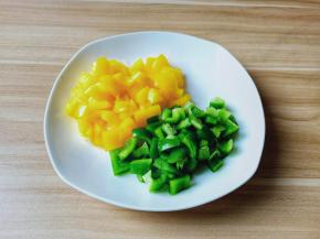 双椒切长条再切小丁。