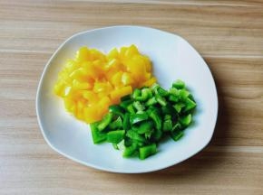 双椒切长条再切小丁。