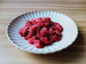 牛肉切小粒。