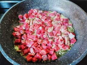 热锅凉油把蒜泥炒香再放牛肉粒爆炒。