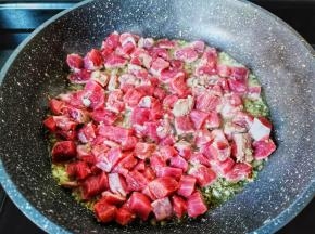 热锅凉油把蒜泥炒香再放牛肉粒爆炒。