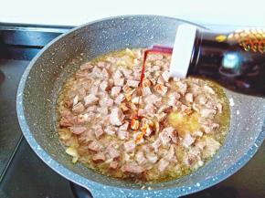 牛肉翻炒变色加生抽上色，加点白砂糖提鲜。
