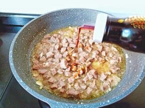 牛肉翻炒变色加生抽上色，加点白砂糖提鲜。
