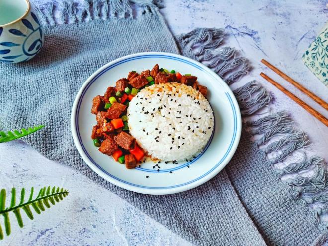 牛肉胡萝卜蒜苗盖浇饭