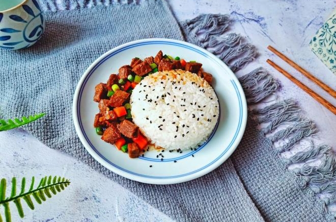 牛肉胡萝卜蒜苗盖浇饭