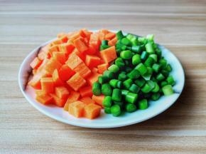 胡萝卜与蒜苗切小丁。